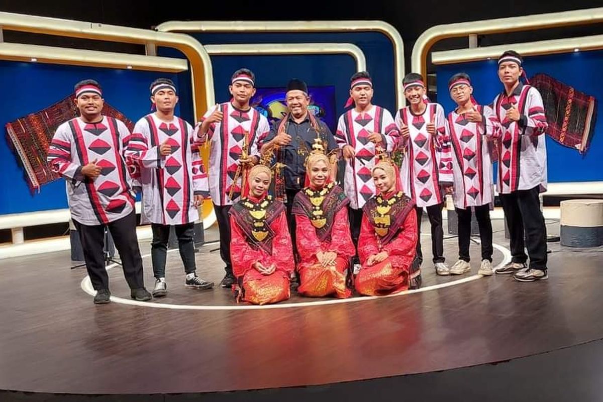 Bakhsan Parinduri berfoto bersama para muridnya usai tampil memainkan gordang sambilan di salah satu acara di Kota Medan. 