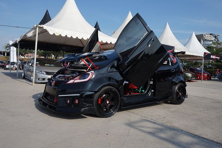 Honda Jazz street racing keluaran 2011 dari klub RGarage berhasil menjadi The King of Black pada gelaran Blackauto Battle Makassar 2018.