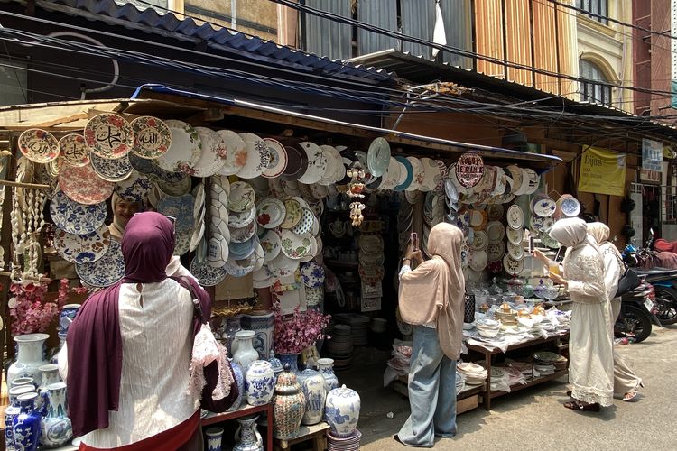 Menjajal Toko Koboy Keramik Pasar Mayestik, Kini Jadi Destinasi Foto Anak Muda di Jaksel