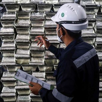Seorang pekerja menghitung balok timah hasil produksi di gudang penyimpanan di PT Timah Tbk di Mentok, Kabupaten Bangka Barat, Kepulauan Bangka Belitung, Kamis (16/10/2025). PT Timah Tbk menargetkan produksi bijih timah dan logam timah sebesar 21,5 ribu ton dan volume penjualan 19,06 ton hingga akhir tahun 2025 untuk dapat mencapai target yang telah ditentukan 