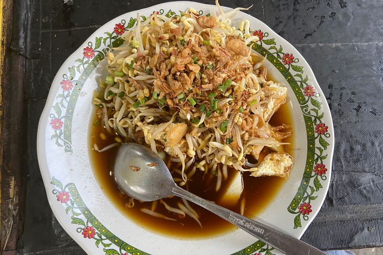 Lontong balap, kuliner legendaris khas Surabaya yang memiliki nama unik.