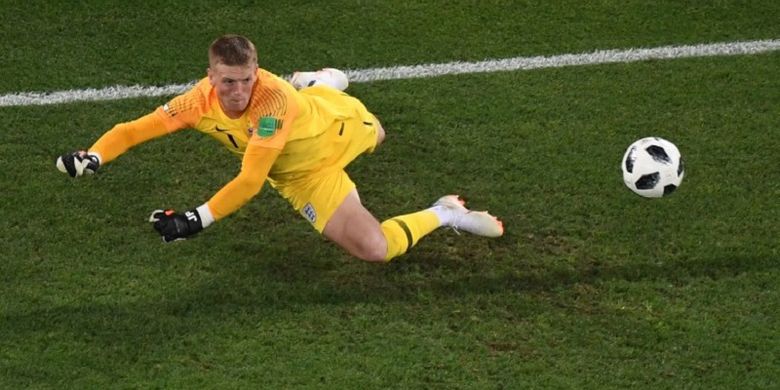 Kiper Inggris, Jordan Pickford, melakukan penyelamatan pada laga kontra Belgia di Kaliningrad, 28 Juni 2018. 