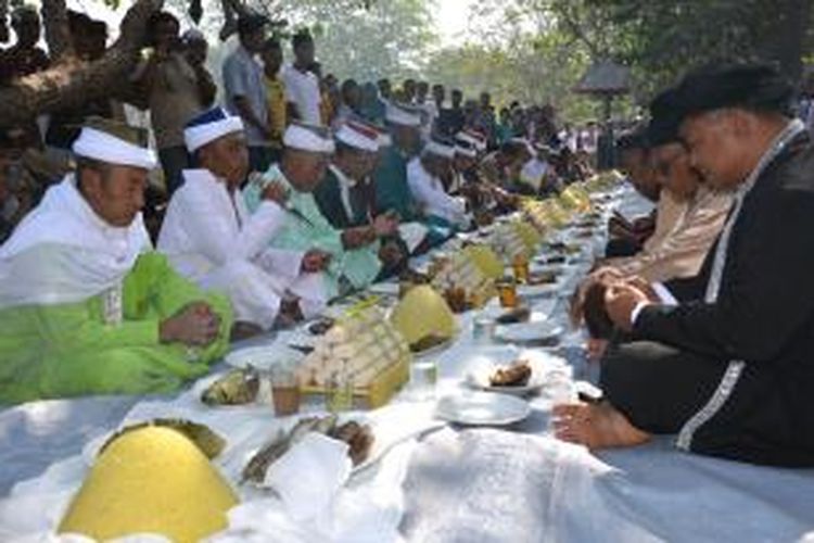 Ratusan warga di Kota Ternate, Maluku Utara menggelar ritual tolak bala Ici Duwong