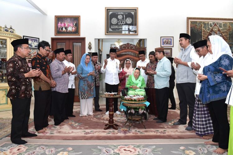Suasana saat Presiden Joko Widodo bersilaturahim dengan keluarga almarhum Abdurrahman Wahid di kediaman, Jalan Warung Sila, Kelurahan Ciganjur, Kecamatan Jagakarsa, Jakarta Selatan, Jumat (7/9/2018).