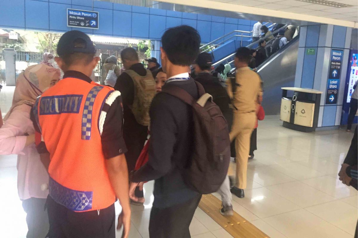 Sejumlah penumpang  kereta rel listrik (KRL) di Stasiun Juanda masih banyak yang belum mengetahui bahwa penggunaan kartu eletktronik di seluruh stasiun KRL telah berfungsi normal, Senin (23/7/2018).