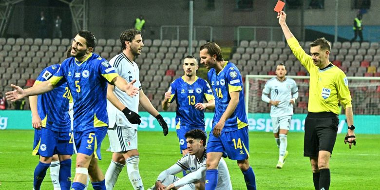Bek timnas Italia Alessandro Bastoni (bawah) menerima kartu merah dari wasit asal Prancis, Clement Turpin, pada laga final playoff kualifikasi Piala Dunia FIFA 2026 zona Eropa antara Bosnia-Herzegovina dan Italia di stadion Bilino-Polje di Zenica pada 31 Maret 2026.
