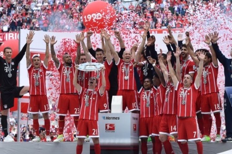 Para pemain Bayern Muenchen merayakan gelar juara Bundesliga 1 musim 2016-2017 di Allianz Arena, Sabtu (20/5/2017). 