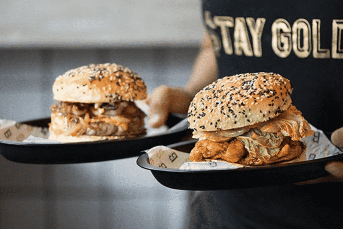 This holiday season, hit up this premium burger restaurant in Jakarta Bossman to quell your cravings for some juicy hamburgers.