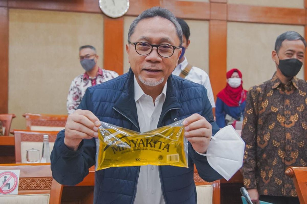 Menteri Perdagangan Zulkifli Hasan saat rapat kerja perdananya dengan Komisi VI DPR RI, memperkenalkan Minyak Goreng Kita yang akan diluncurkan esok hari (6/7/2022).