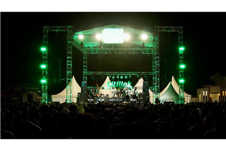 Yeni Inka bernyanyi di Mini Concert Citilink On The Road, Sabtu (9/12/23) di Lapangan Parkir GOR Among Rogo, Yogyakarta