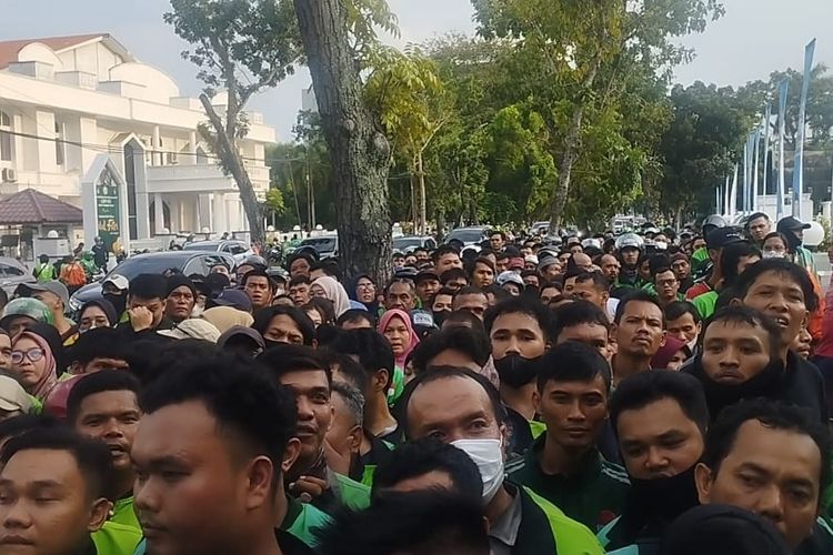 Bobby Nasution Bagikan 2.500 Paket Sembako dari Presiden Prabowo di Medan