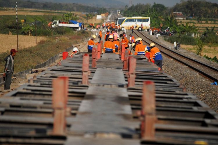 Petugas melakukan perbaikan di lokasi anjloknya Kereta Api (KA) barang Nomor KA 2511 A di wilayah Desa Karangwader, Kecamatan Penawangan, Kabupaten Grobogan, Jawa Tengah, Minggu (4/8/2019) sore.