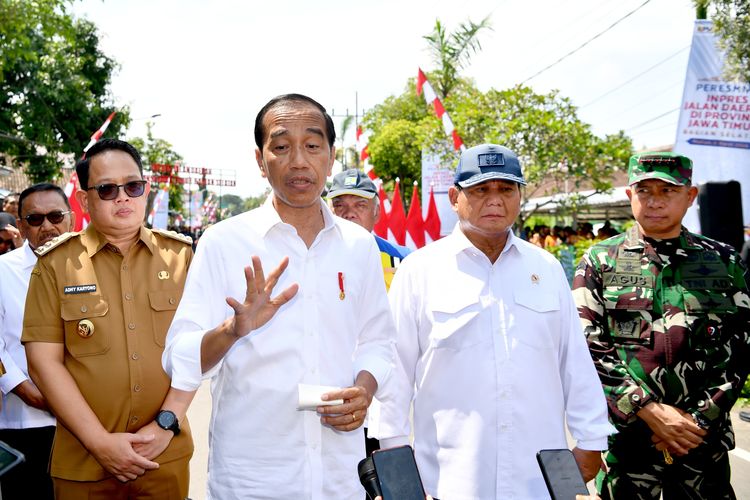 Presiden Joko Widodo usai meresmikan pelaksanaan Inpres Jalan Daerah (IJD) di Kabupaten Madiun, Jawa Timur, Jumat (8/3/2024). 
