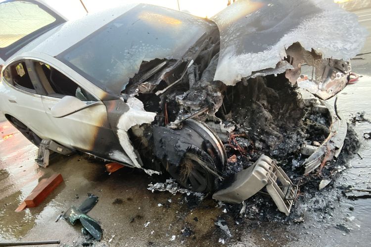 Tesla Model S terbakar di Jalan Tol California, Amerika Serikat