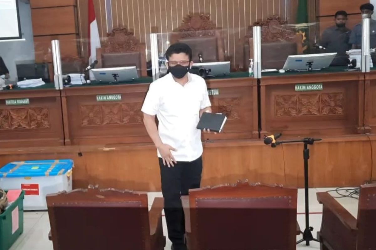 Terdakwa Ferdy Sambo Saat Jalani Sidang Lanjutan Kasus Kematian Brigadir J di PN Jakarta Selatan, Selasa (8/11/2022). Gunakan Kacamata dan Kemeja Putih