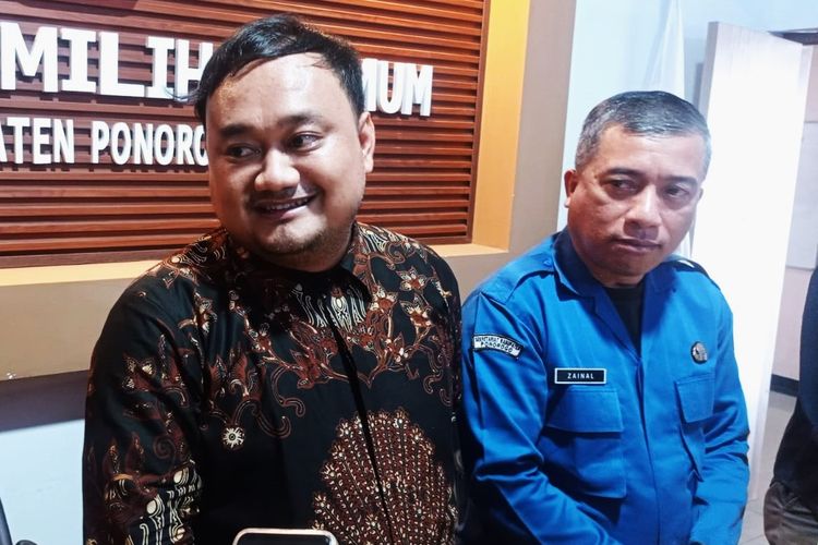 Komisioner KPU Ponorogo, Amrul Sulistia Sabrina Putra (kiri)