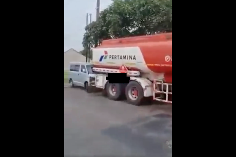 Video viral truk Pertamina berhenti di jalan dan mengisi jeriken pengepul.