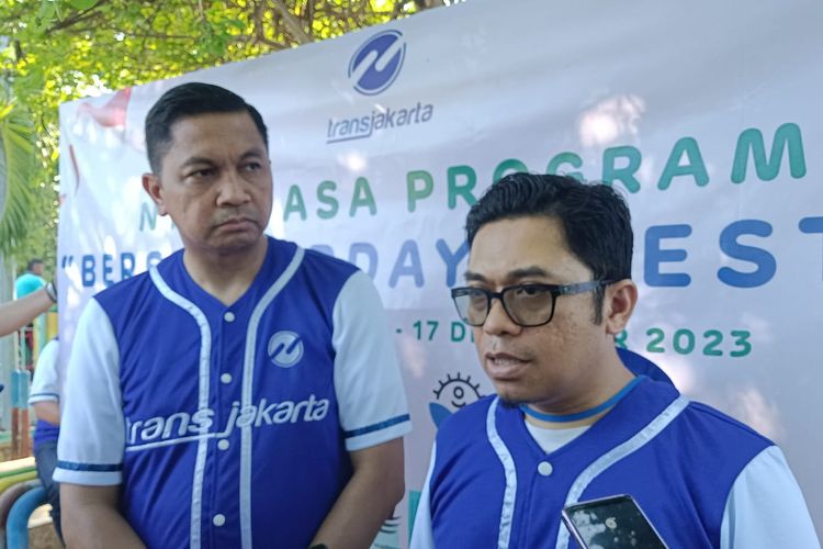 Direktur Utama PT Transjakarta Welfizon Yuza (kanan), Sabtu (16/12/2023).