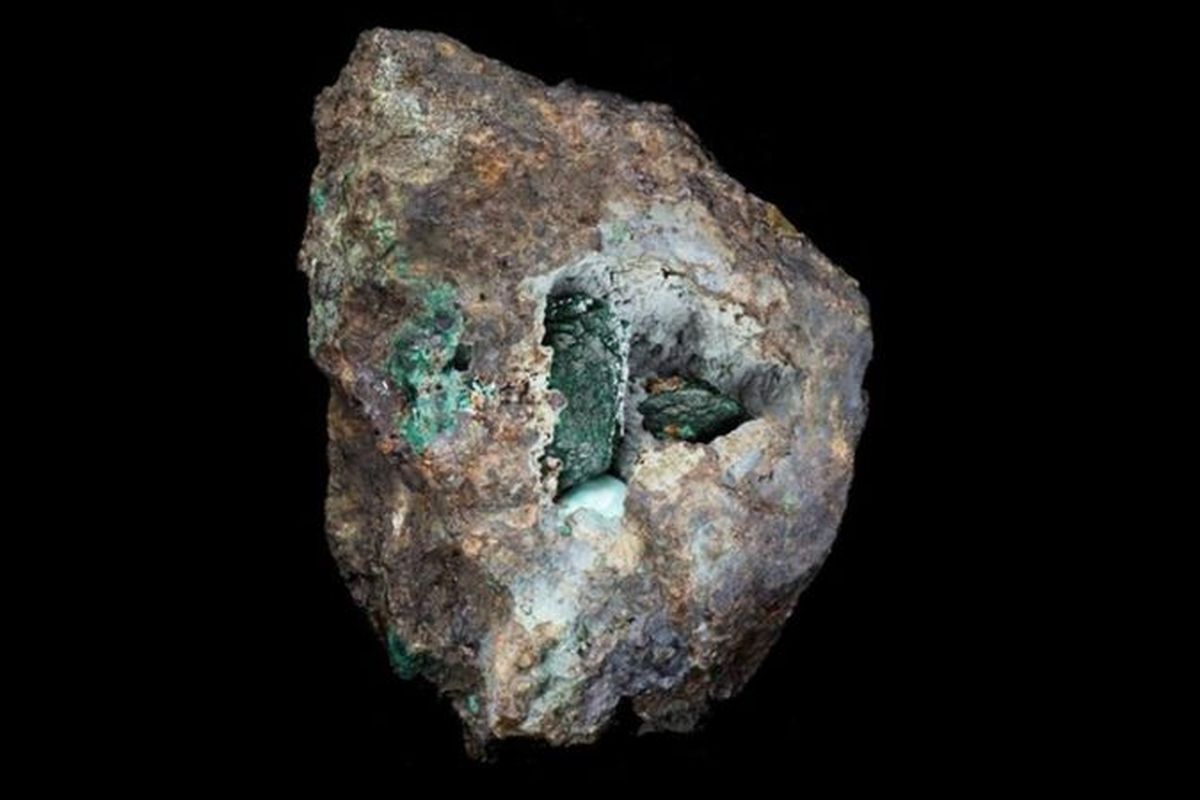 Mineral bernama kernowite, ditemukan pada batu yang ditambang 220 tahun lalu. Kernowite memiliki warna unik, hijau tua.