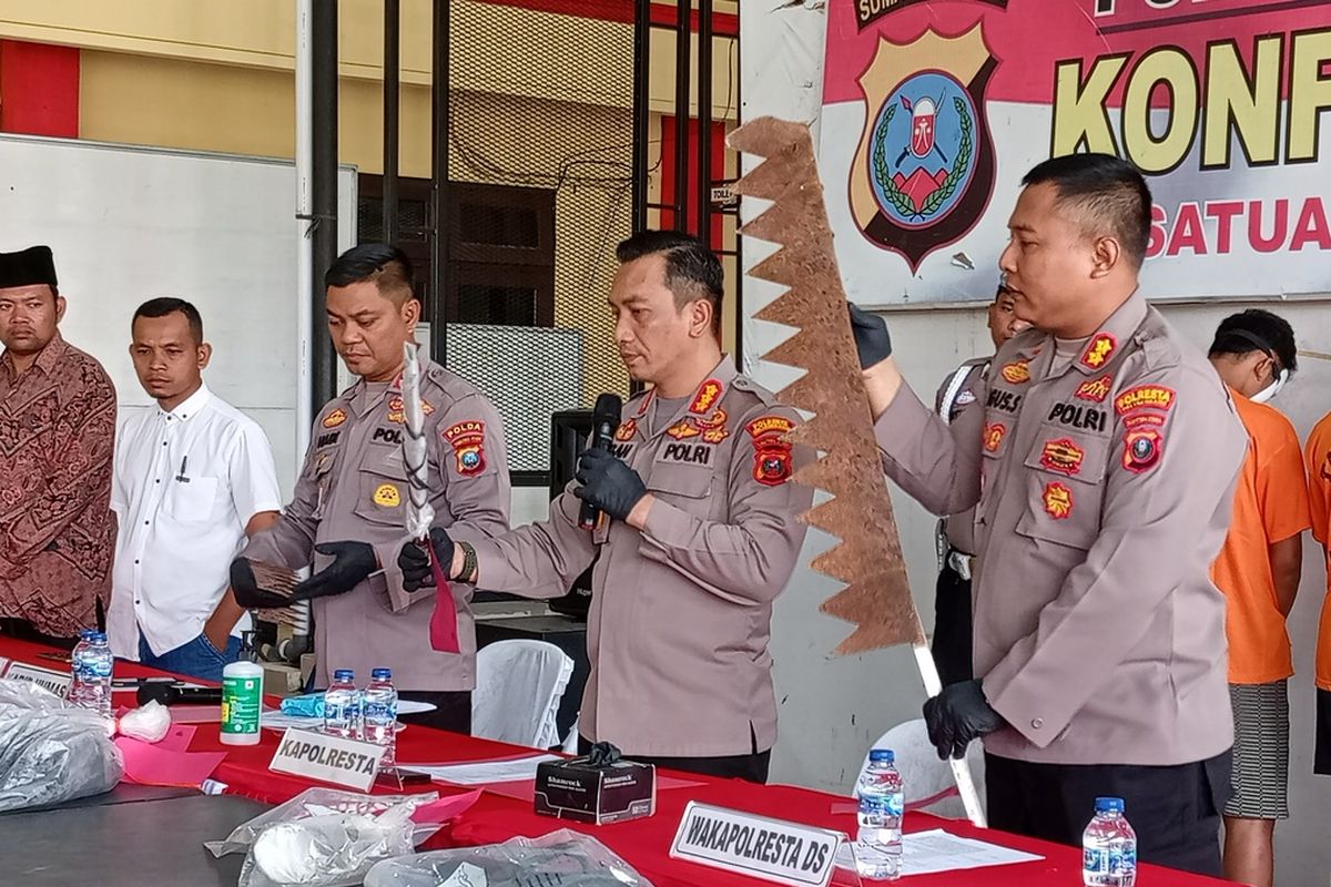 Kapolresta Deli Serdang, Kombes Pol Irsan Sinuhaji didampingi Kabid Humas Polda Sumut, Kombes Pol Hadi Wahyudi dan Wakapolresta Deli Serdang, AKBP Agus S memaparkan pengungkapan tawuran di Tanjung Morawa yang menewaskan seorang pria pada Senin (13/2/2023) dinihari di Mapolresta Deli Serdang, Rabu (15/2/2023) siang. Barang bukti senjata tajam dihadirkan dalam konferensi pers tersebut.