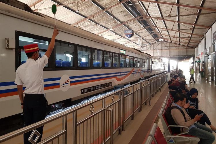 Nampak salah satu kereta api yang terlambat akibat pemadaman listrik tiba di Stasiun Madiun, Senin ( 5/8/20