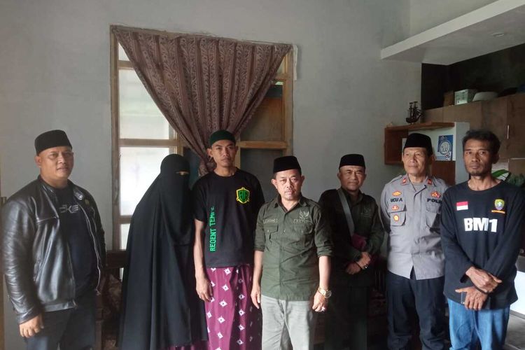 Eks napi teroris asal Sumedang, Ivan (nomor tiga dari kiri) sudah diterima masyarakat dan akan berjualan bubur kacang keliling.