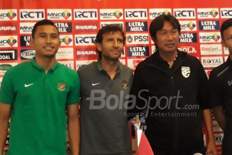 Pelatih timnas U-23 Luis Milla bersama Ricky Fajrin dan asisten pelatih timnas U-23 Thailand, Naruephon Kaenson, Suriya Singmui
