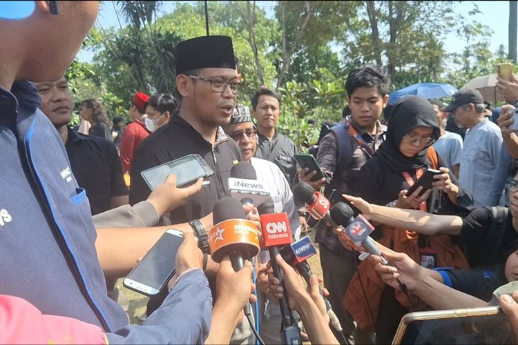 Wakil wali kota Depok, Imam Budi Hartono di TPU Parung Bingung, Minggu (12/5/2024).