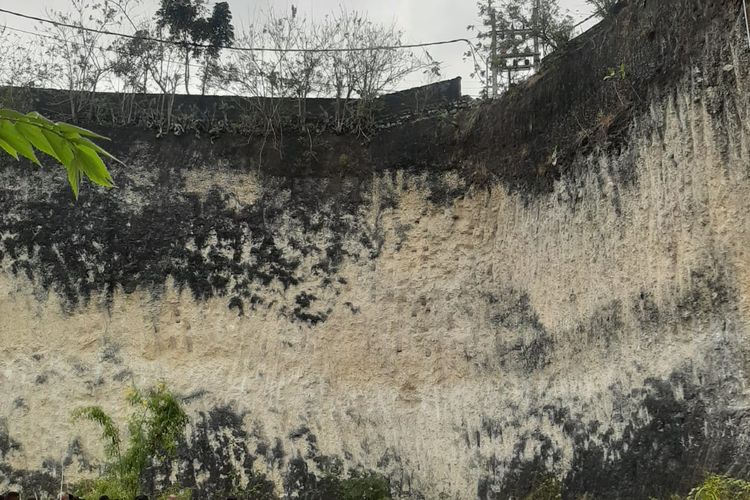 Lokasi korban terjatuh ke dasar tebing di Jalan Pura Pengulapan, Desa Ungasan, Kecamatan Kuta Selatan, Kabupaten Badung, Bali, pada Minggu (31/7/2022)./ Dok. Polsek Kuta Selatan