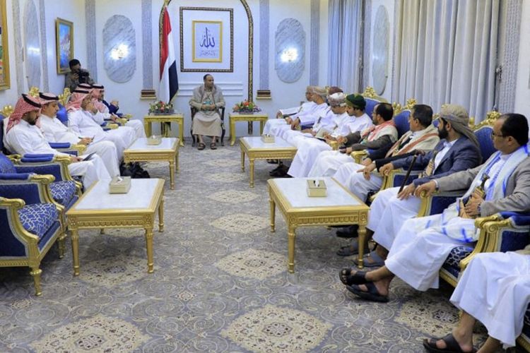 Foto yang dirilis Kantor Berita SABA yang berafiliasi dengan Houthi pada 9 April 2023 menunjukkan pemimpin politik kelompok Houthi Mahdi al-Mashat (tengah) bertemu dengan delegasi dari Arab Saudi dan Oman di Sanaa. 