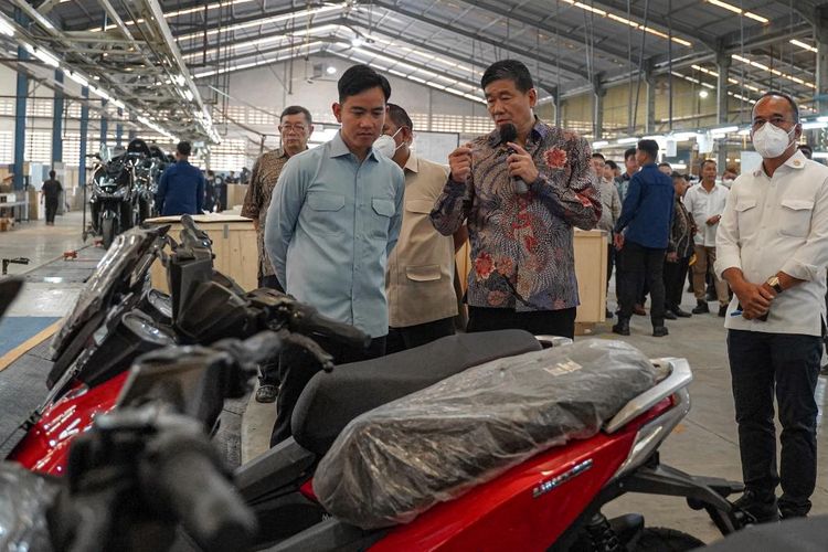 Wapres Tinjau Produksi Motor Listrik United E-Motor di Tangerang