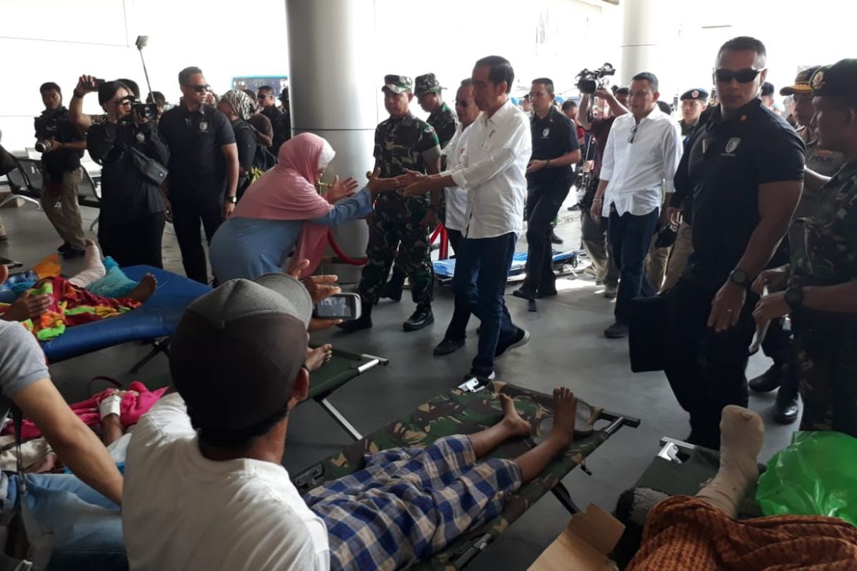 Presiden RI Joko Widodo bersama Ibu Iriana tiba di Palu, Sulawesi Tengah, Rabu (3/10/2018). Kunjungan Jokowi ke Palu untuk kedua kalinya pasca-gempa dan tsunami melanda Palu dan Donggala. Presiden menemui korban gempa dan tsunami yang dirawat dan mengungsi di Bandara Sis Al-Jufri.