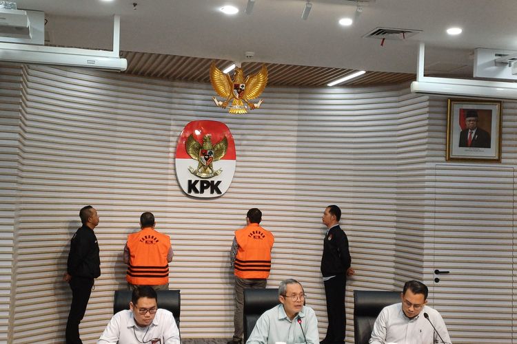 Komisi Pemberantasan Korupsi (KPK) menahan dua anak buah mantan Direktur Pemeriksaan dan Penagihan (P2) pada Direktorat Jenderal Pajak (DJP), Kementerian Keuangan, Angin Prayitno Aji, Kamis (9/11/2023).