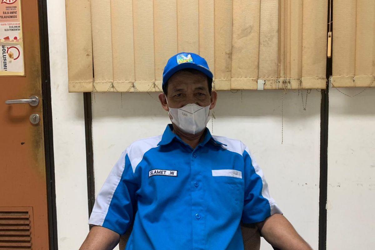 Slamet Widodo (58) seorang PJLP sebagai petugas kebersihan di Kantor Wali Kota Jakarta Pusat terancam tidak bisa melanjutkan kontrak kerja karena terbentur Keputusan Gubernur DKI Jakarta Nomor 1095 Tahun 2022, yang mengatur batas usia PJLP maksimal 56 tahun.