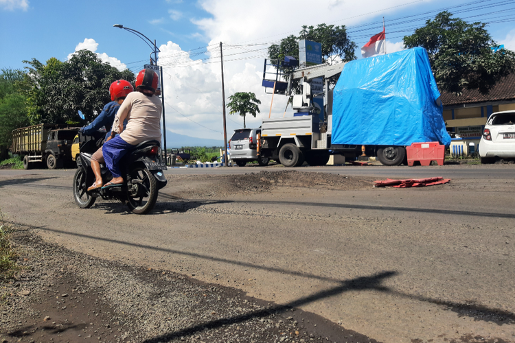 Kondisi jalan Gatot Subroto, Lumajang, Jawa Timur, yang rusak parah hingga timbulkan gundukan, Minggu (3/4/2022).