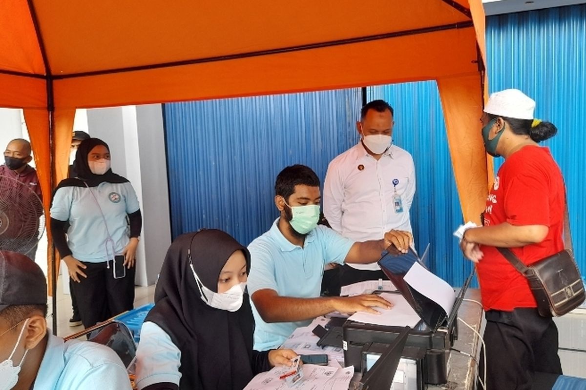 Kepala Otoritas Pelabuhan Tanjung Priok Wisnu Handoko meninjau pendaftaran mudik gratis yang digelar di Terminal Penumpang Nusantara Pelabuhan Tanjung Priok, Jakarta Utara, Rabu (20/4/2022).