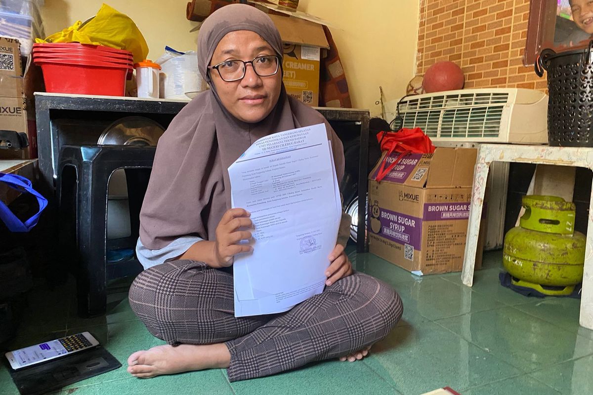 Nur Febri Susanti (38), seorang ibu rumah tangga di Pamulang, Tangerang Selatan (Tangsel), harus menunda harapan menyekolahkan dua anaknya karena terbentur biaya seragam sekolah yang disebut mencapai Rp 1,1 juta per anak.
