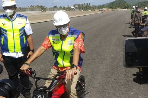 Kendarai Sepeda Listrik, Menteri Sandiaga Uno Tinjau Pembangunan Sirkuit MotoGP Mandalika