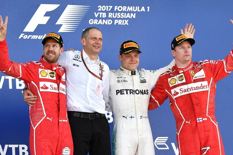 Pebalap Mercedes, Valtteri Bottas (kedua dari kanan), melakukan selebrasi bersama dua pebalap Ferrari, Sebastian Vettel (pertama dari kiri) dan Kimi Raikkonen (pertama dari kanan) seusai balapan GP Rusia di Sochi Autodrom, Rusia, Minggu (30/4/2017).