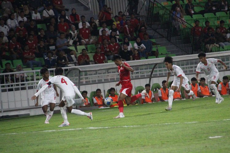Penyerang Timnas U-19 Arkan Kaka dikawal ketat 4 pemain Myanmar di pertandingan Piala AFF U-19 di Stadion Utama Sumatera Utara, Senin (1/6/2026)