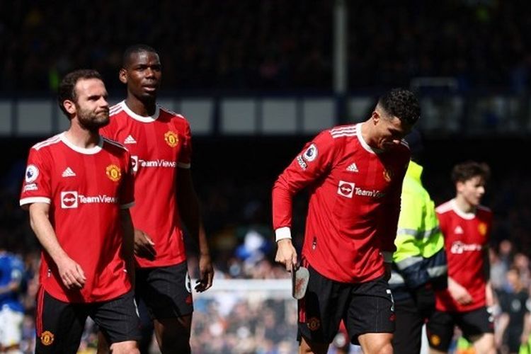 Juan Mata (kiri), Paul Pogba (tengah), dan Cristiano Ronaldo (kanan) terlihat kecewa pada laga pekan ke-32 Liga Inggris yang mempertemukan Everton vs Man United di Stadion Goodison Park, Sabtu (9/4/2022) malam WIB. Hasil Everton vs Man United 1-0 untuk kemenangan tuan rumah.