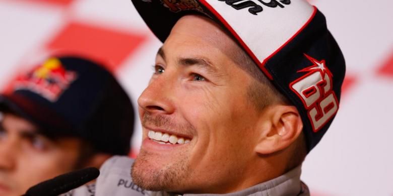 Pebalap Aspar asal Amerika Serikat, Nicky Hayden, tersenyum saat menghadiri konferensi pers jelang GP Jepang di Sirkuit Twin Ring Motegi, Kamis (8/10/2015).