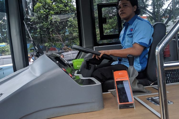 Mesin Electronic Data Capture (EDC) di samping sopir BRT Kota Tangerang sarana pembayaran non-tunai di UPTD Kendaraan Bermotor Jalan Daan Mogot Kota Tangerang, Rabu (19/2/2020)