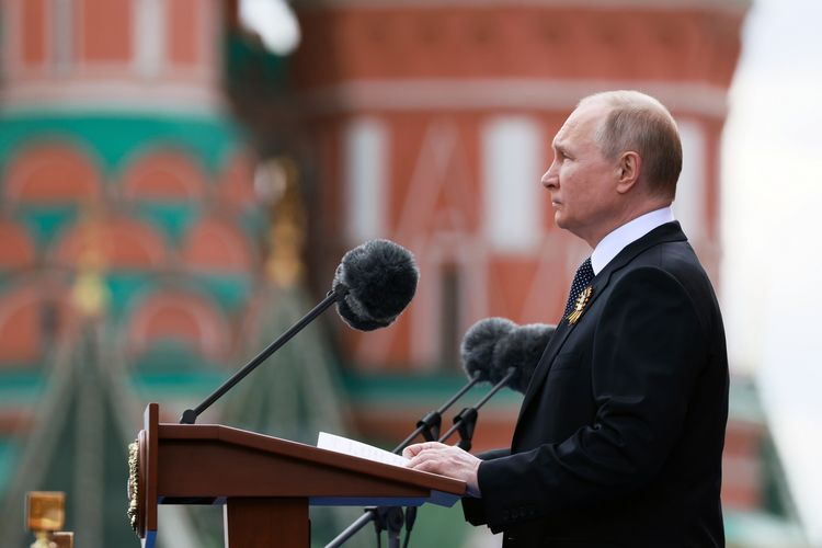 Presiden Rusia Vladimir Putin berpidato pada parade militer Hari Kemenangan menandai peringatan ke-77 kemenangan atas Nazi Jerman saat Perang Dunia II di Moskwa, Rusia, Senin (9/5/2022).