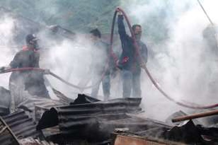 Sejumlah petugas dari pemadam kebakaran saat berupaya memadamkan sisa-sisa api yang melalap tujuh runah di Kampung Wihni Bakong, Kecamatan Silihnara, Kabupaten Aceh Tengah, Aceh, Jum'at (17/6/2016).