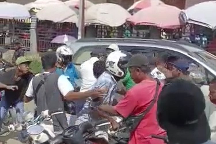 Foto : Sreenshoot video Dinas Bina Marga, Bina Konstruksi, dan Bina Perhubungan, Kabupaten Manggarai Barat, dikeroyok oleh para penjual ikan di pasar Batu Cermin, Labuan Bajo, Kabupaten Manggarai Barat, NTT, viral di media sosial, Rabu (30/3/2021).