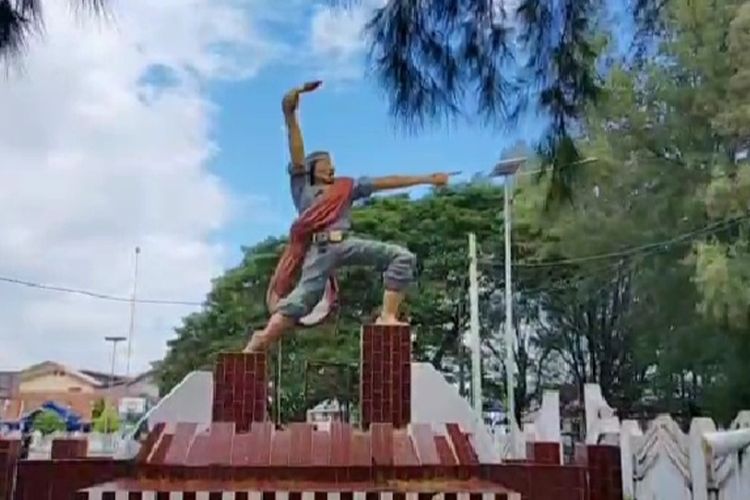 Tugu Amris yang berdiri kokoh itu terletak di Lapangan Pemuda Benteng, Kecamatan Benteng, Kabupaten Kepulauan Selayar, Sulawesi Selatan. Dok Yanuar Taufiq .