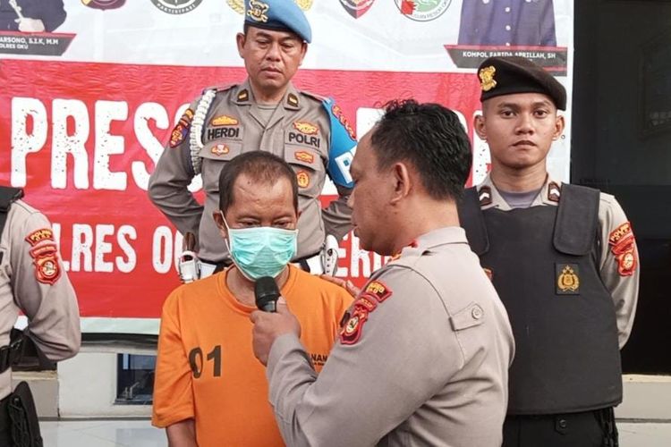 Maulidin (46) suami yang membunuh istrinya sendiri lantaran cemburu saat berada di Polres OKU, Sumatera Selatan, Selasa (13/6/2023).