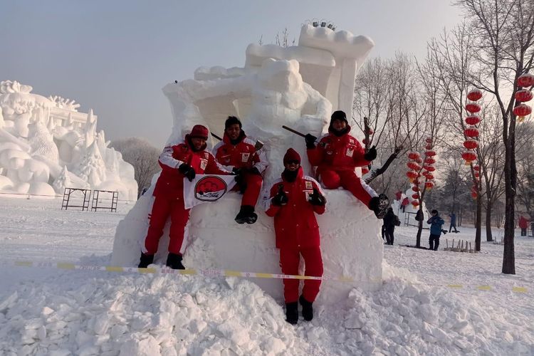 Keempat pemahat anggota tim Indonesia 2 yang berhasil memenangi kategori Excellent di Harbin Festival Snow Sculpture Indonesia 2020.