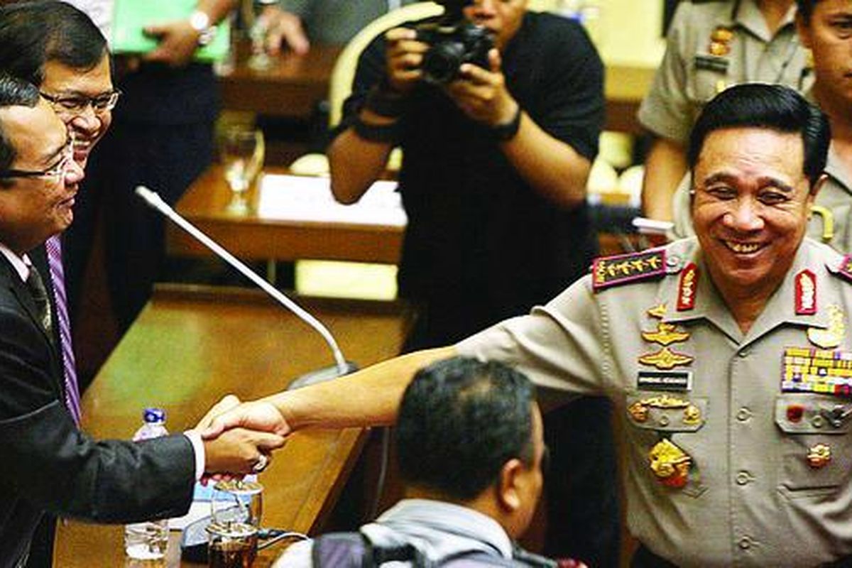 Kepala Polri Jenderal (Pol) Bambang Hendarso Danuri menyalami pemimpin rapat Tim Pengawas Kasus Century DPR, Priyo Budi Santoso, setelah rapat kerja di Gedung DPR, Jakarta, Rabu (19/5), ditunda. Rapat ditunda karena ada kekeliruan bahan tanggapan Kapolri yang mengacu pada opsi A, padahal Rapat Paripurna DPR telah memutuskan opsi C bahwa kebijakan dana talangan dinilai bermasalah.